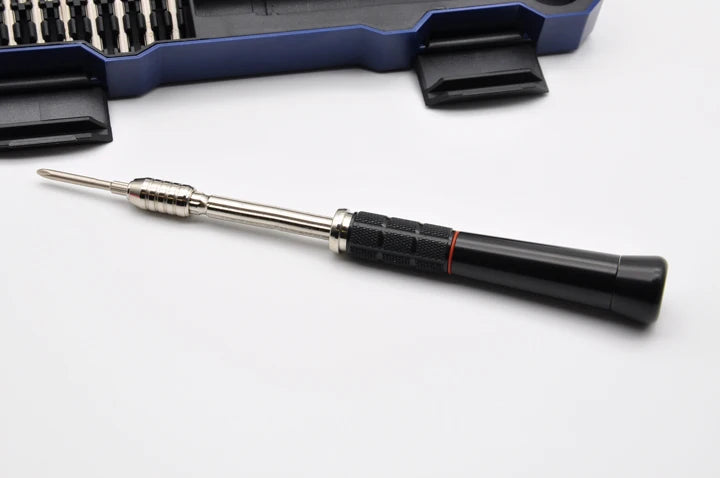 Auto-extending shaft for easy access to deep screws