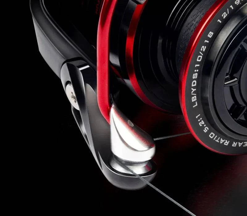Innovative water-resistant spinning fishing reel designed for pike fishing in the 4000 series