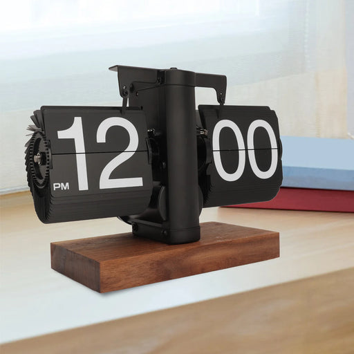  Retro-inspired clock with automatic turning mechanism 