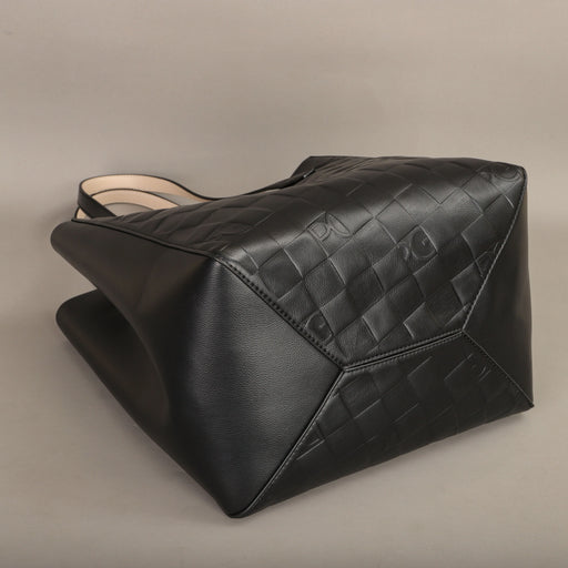  Stylish and practical handbag with spacious interior and exterior pockets for organized storage 