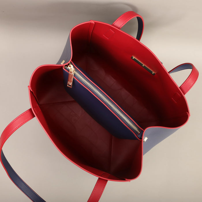 Flexible and comfortable shoulder bag with two handles/straps