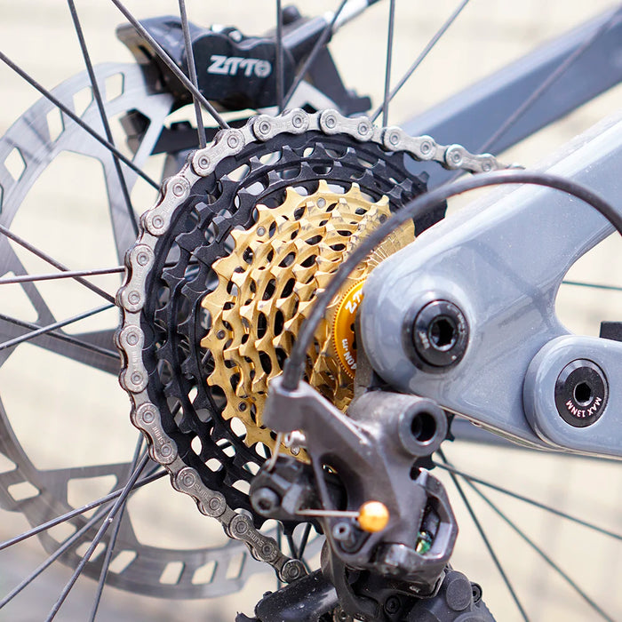 Ultra-lightweight black and gold 12-speed gear cluster for road bicycles