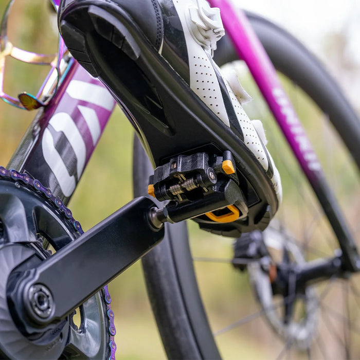SPD-compatible locking system for secure foot engagement